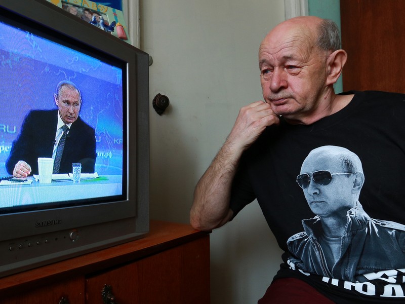 Мужик смотрит Путина по телевизору 